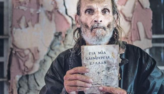 Ο φτωχούλης του θεού Φώτης Λαδόπουλος: «Όταν παρακολουθώ τη θεία  λειτουργία, νιώθω ότι βγαίνουν φτερά στους ώμους μου»